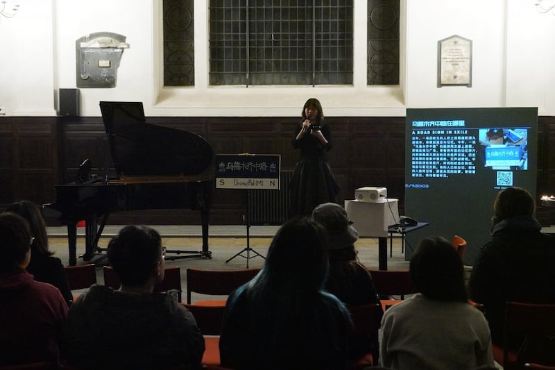 11月23日,约30位在英华人及港人聚在伦敦市中心的山顶圣母教堂(St Mary-at-Hill Church)参与乌鲁木齐大火烛光悼念。(记者陈家杰摄)