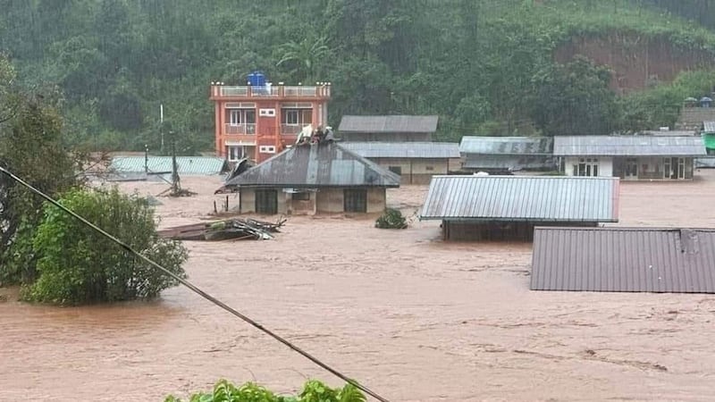 ကလောမြို့ နေအိမ်များ ရေနစ်မြုပ်နေသည်ကို ၂၀၂၄ ခုနှစ် စက်တင်ဘာ ၁၂ ရက်နေ့က တွေ့ရစဉ်။ (Photo: KALAW TRAVELLING)