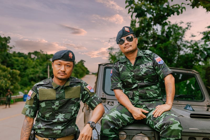 ကော်ဘရာစစ်ကြောင်းမှူး ဗိုလ်ကြီးစောကော် (ဝဲ) နှင့် ဗိုလ်မှူးဒါဘော တို့ကို စစ်ကောင်စီ အမှတ် ၃၅၆ ခြေမြန်တပ်ရင်း ယခင် အခြေစိုက်ဒေသအနီးတွင် ၂၀၂၄ ခုနှစ် ဇူလိုင်လ ၁၂ ရက်နေ့က တွေ့ရစဉ်။ (Chan Aung/RFA)