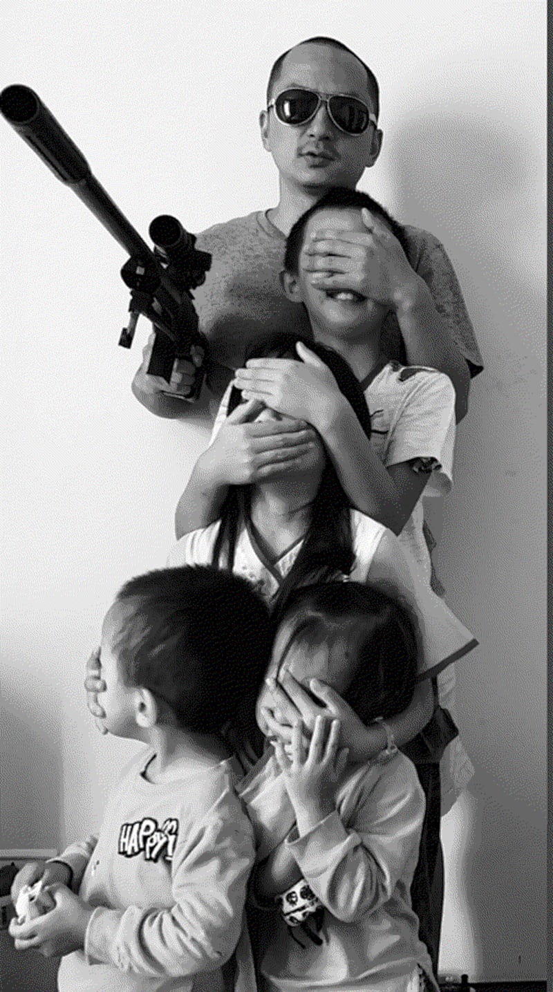 王藏被以涉嫌“寻衅滋事”传唤,这张他与孩子的合照被视为祸根。(照片来自王藏推特)