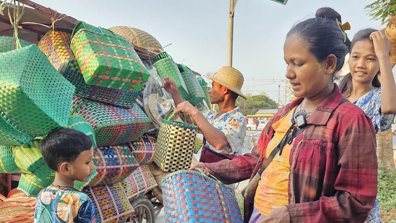 ရန်ကုန်မြို့တွင် မြန်မာ့လက်မှုပစ္စည်းများ လက်တွန်းလှည်းနှင့် လှည့်လည်ရောင်းချသူထံမှ ဝယ်ယူနေကြသည်ကို ၂၀၂၅ ခုနှစ် မတ်လ ၁၈ ရက်နေ့က တွေ့ရစဥ်။ (RFA Photo)