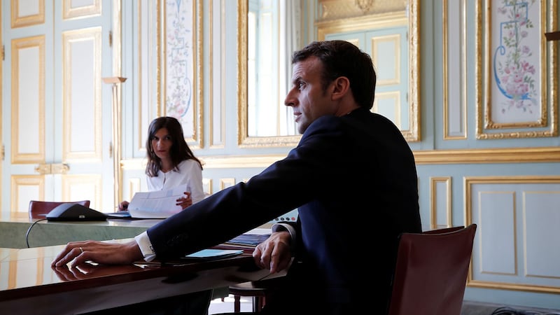 法国总统马克龙在意大利媒体访谈中就警告,不要被一些国家大规模宣扬援助意大利的描述毒害。(路透社)