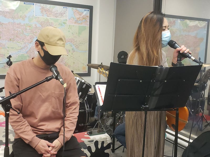 乐队中的两位主唱泰柏和阿德瑞娜认为,歌声可以疗愈人心。 (记者柳飞拍摄)