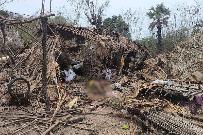 မြင်းမူမြို့နယ် ကန်တော်ရွာအနီး စစ်ဘေးရှောင်စခန်း ၂၀၂၅ ခုနှစ် ဧပြီလ ၁၉ ရက်က ဗုံးကြဲခံရပြီးနောက် တွေ့ရစဉ်။ (Citizen Photo )