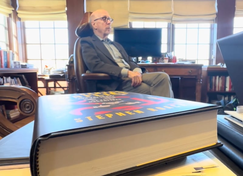 罗奇与其最新著作。(RFA 摄)