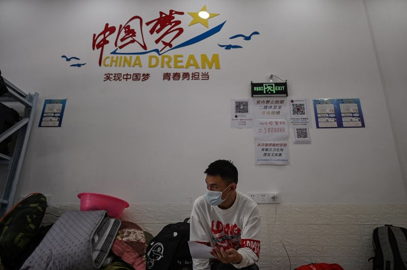 过去三年,中国在疫情封控之下,经济增速几乎降至近半个世纪以来的最低水平,而城镇青年人的失业率也创历史新高。图为上海一就业介绍所。(路透社资料图片)