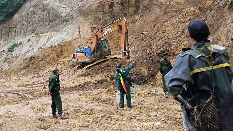 ကချင်ပြည်နယ်၊ ချီဖွေမြို့နယ်၊ ပန်ဝါမြို့ရှိ မြေရှားသတ္တုတူးဖော်ရေးလုပ်ကွက်တွင် မြေပြိုကျမှုဖြစ်ပွားပြီး ပျောက်ဆုံးနေသူအား ၂၀၂၃ ခုနှစ်၊ သြဂုတ်လ ၇ ရက်နေ့က ရှာဖွေနေစဉ်။ (Photo: Citizen Journalist)